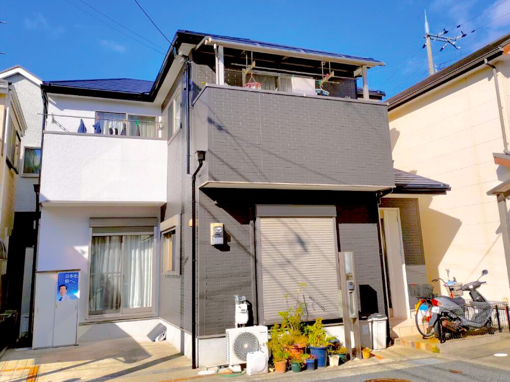 外壁塗装と屋根カバー工事で耐久性アップ！モノトーンで洗練された仕上がりに - 大阪府八尾市：堺市・富田林市の外壁塗装専門会社『塗りかえStudio』施工事例