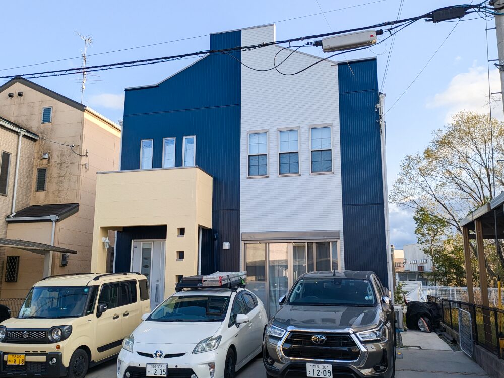 無機塗料による外壁・屋根塗装｜ネイビー×グレー配色でスタイリッシュに - 奈良県北葛城郡：堺市・富田林市の外壁塗装専門会社『塗りかえStudio』施工事例