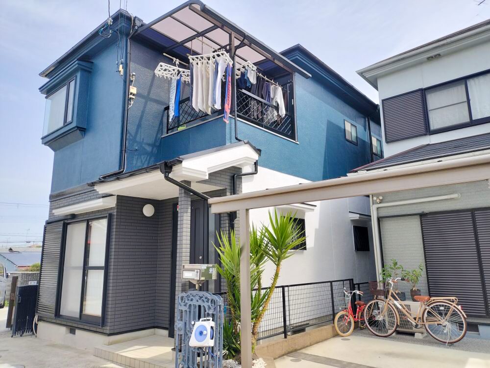 ２色で塗り分けた、外壁塗装後の戸建て住宅