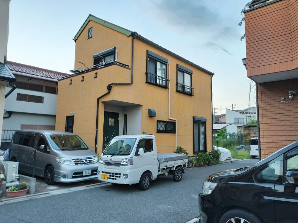 外壁塗装前の状態のイエロー系の外観