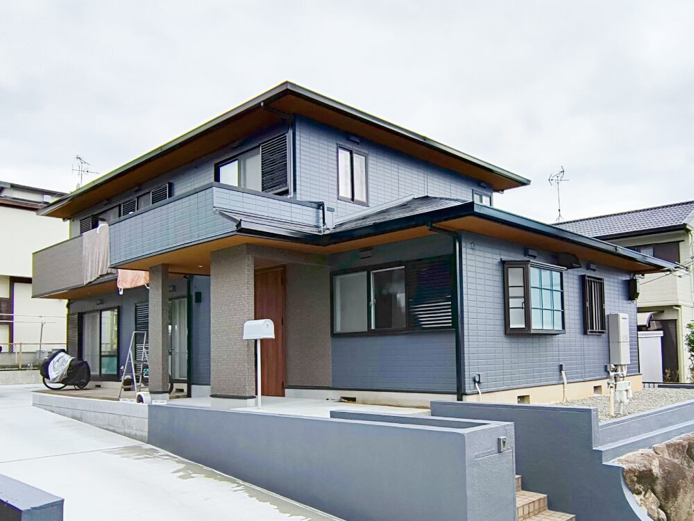 無機塗料で長寿命！濃いグレー×ブラウンの外壁・屋根塗装施工事例 - 大阪府河内長野市：堺市・富田林市の外壁塗装専門会社『塗りかえStudio』施工事例