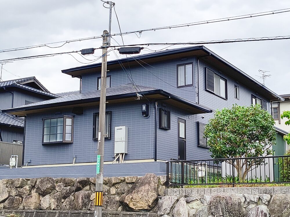 大阪府河内長野市の戸建て住宅、外壁塗装施工後のスタイリッシュでモダンな住まい。